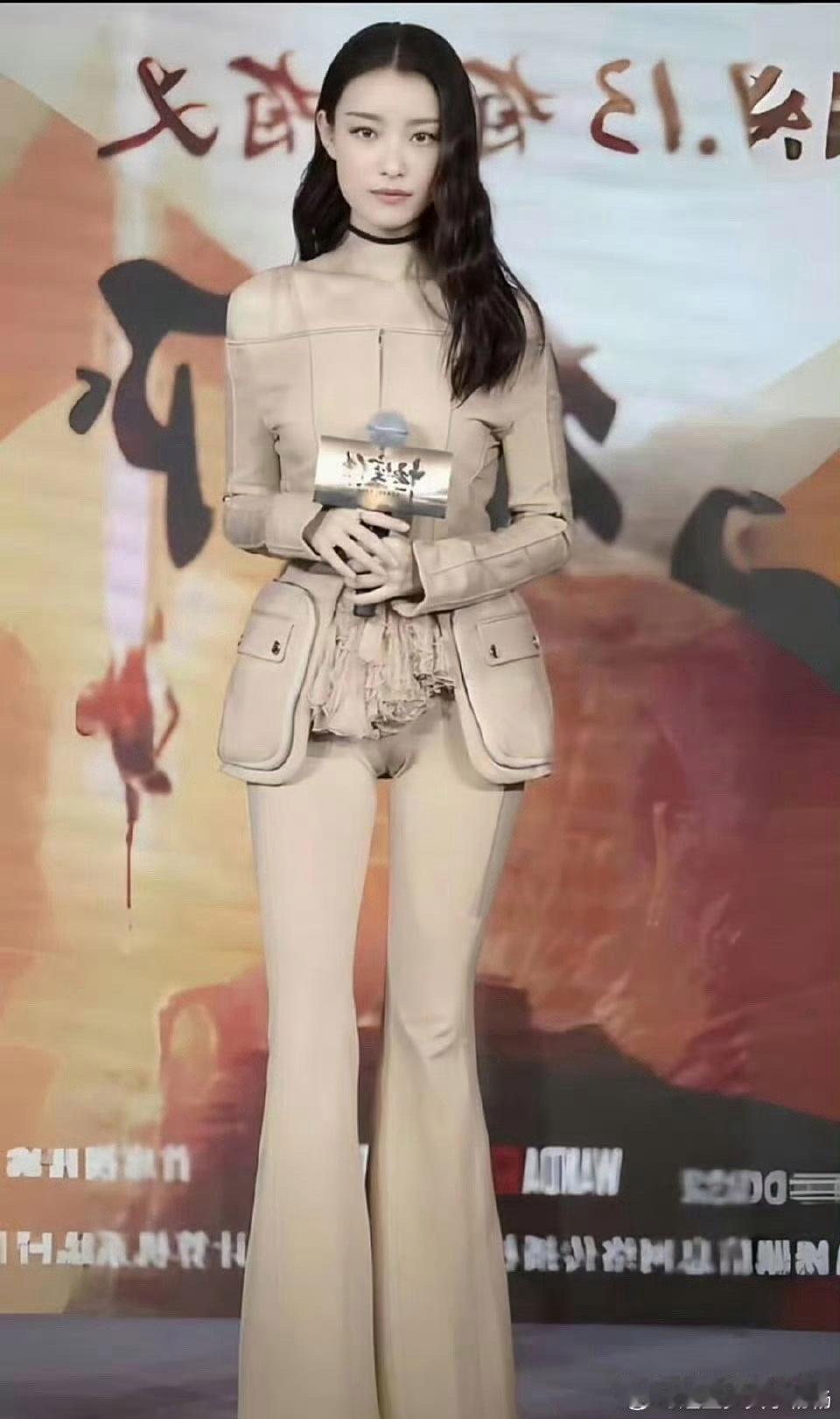 服装组这是阴差阳错的成就了倪妮，封神了。​​​