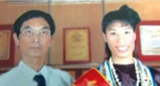 1995年，东莞殡仪馆，一具女尸被送来火化。恶臭弥漫中，火葬工何亚胜经过车间，却