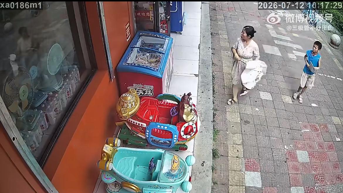 看看这个老仙女的0元购，路过一家小超市，娴熟的拉开冰柜，捡了一根雪糕藏在了伞