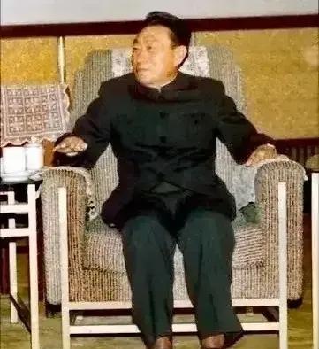 老照片分享这是拍摄于上世纪九十年年代的两张罕见老照片，距今已三十多年了。镜头中