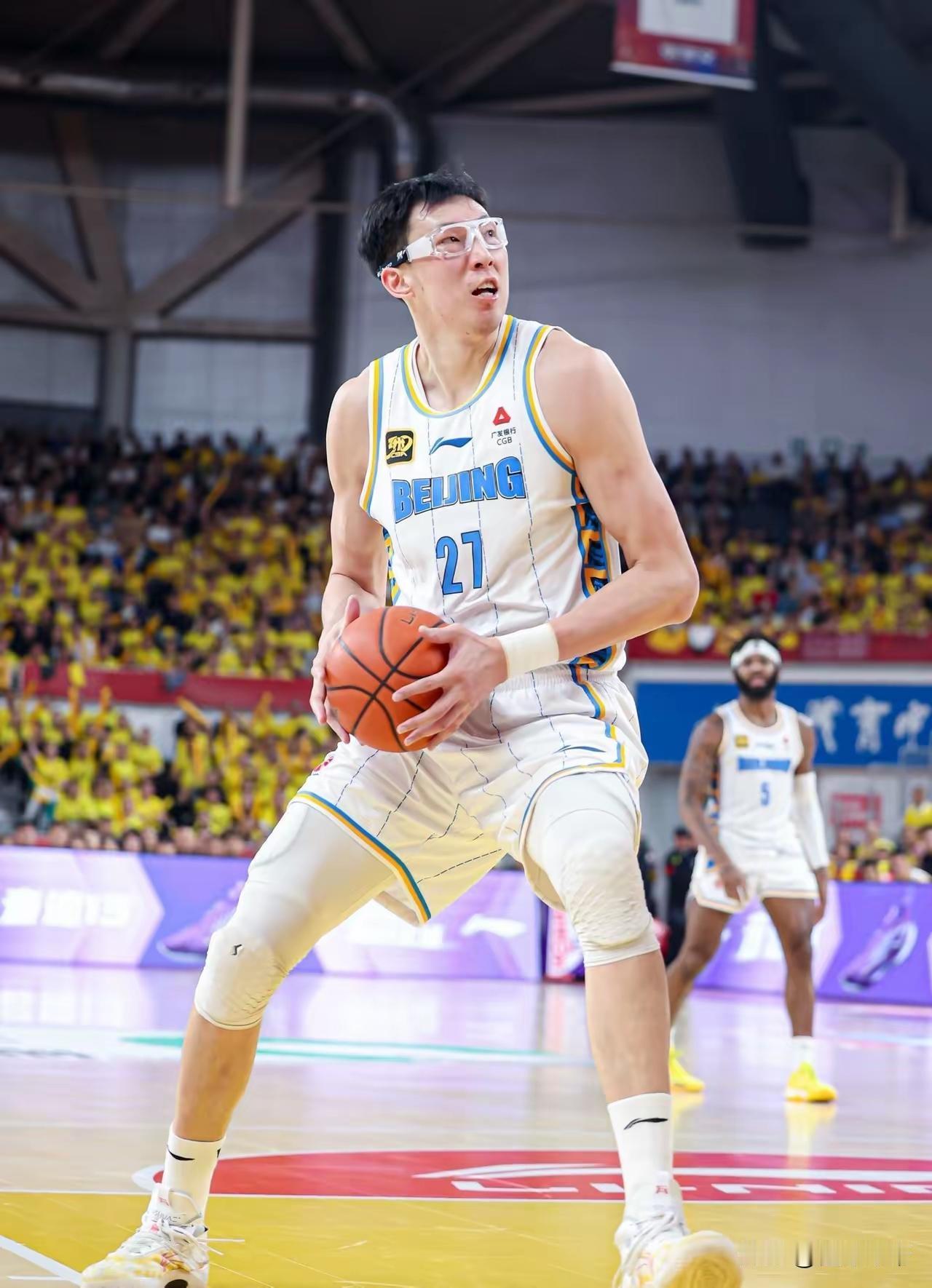 周琦王哲林能否组成超级内线?这根本就是一个伪命题。周琦在篮下作用并不大，他的身体