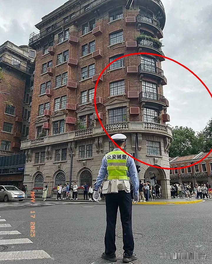 我表弟当了15年辅警，月薪2800，问他为啥不换工作？他回了句“穿这身制服有尊严