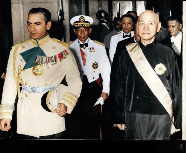 1958年，伊朗国王穆罕默德·礼萨·巴列维到台湾，与蒋介石合影瞬间。左侧是巴列