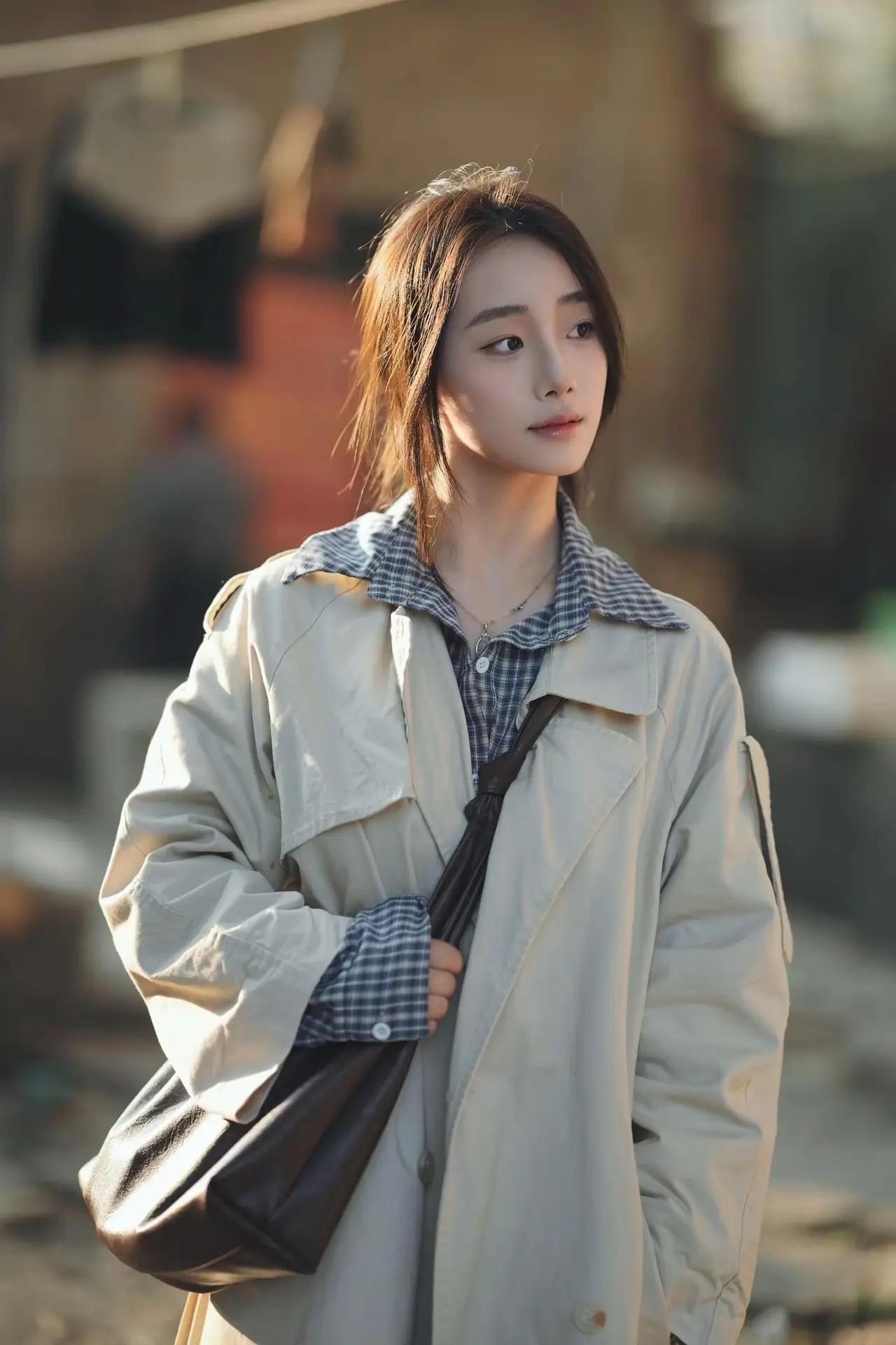 车模和大学生，两种不同身份却都有着独特的气质与美丽。像25岁的“第一美腿车模”