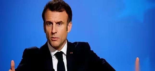 原文一群法国人，跟着他们的总统马克龙，来到了一个东方的大国。这群法国人，先是到