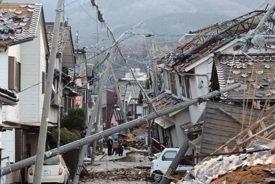 风险未消！青森海域地震致通信铁塔受损，柱体断裂，官方发布避难指示！12月8日