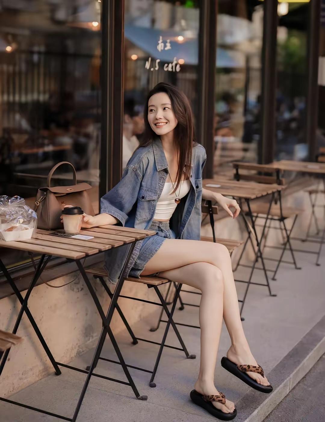 被摄影师夸‘今天好白’时我愣了半天——原来夏日的光+牛仔+人字拖，真能把黄黑皮衬