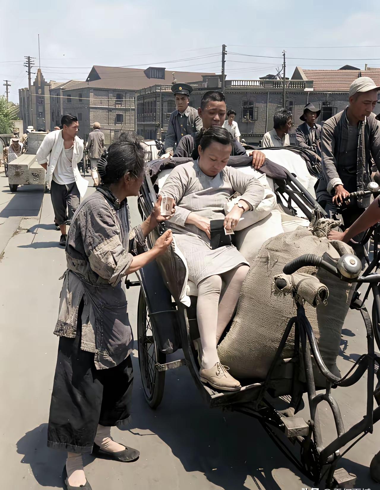 老照片上色后看看旧社会有钱人和穷苦人差距，坐在人力三轮车的有钱人再给旁边乞讨穷人