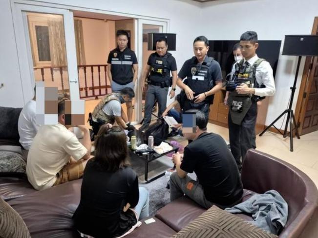 国内扫黄风声太紧，这仨人干脆溜到泰国，包下一栋别墅，雇了几个洋主播搞起露骨直播。
