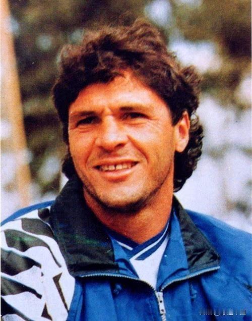 内尔松在天津执教的时间不算短暂。在天津队深陷降级危机的艰难时刻，是他挺身而出将球