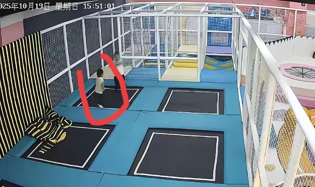 浙江台州有个小男孩被珍珠奶茶噎死,那么谁的责任更大呢?是他的父母,是游乐场,还是