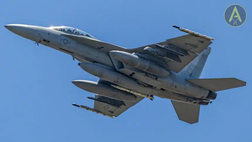 首张AIM-260AJATM导弹由美国海军F/A-18F"超级大黄蜂"挂载的照