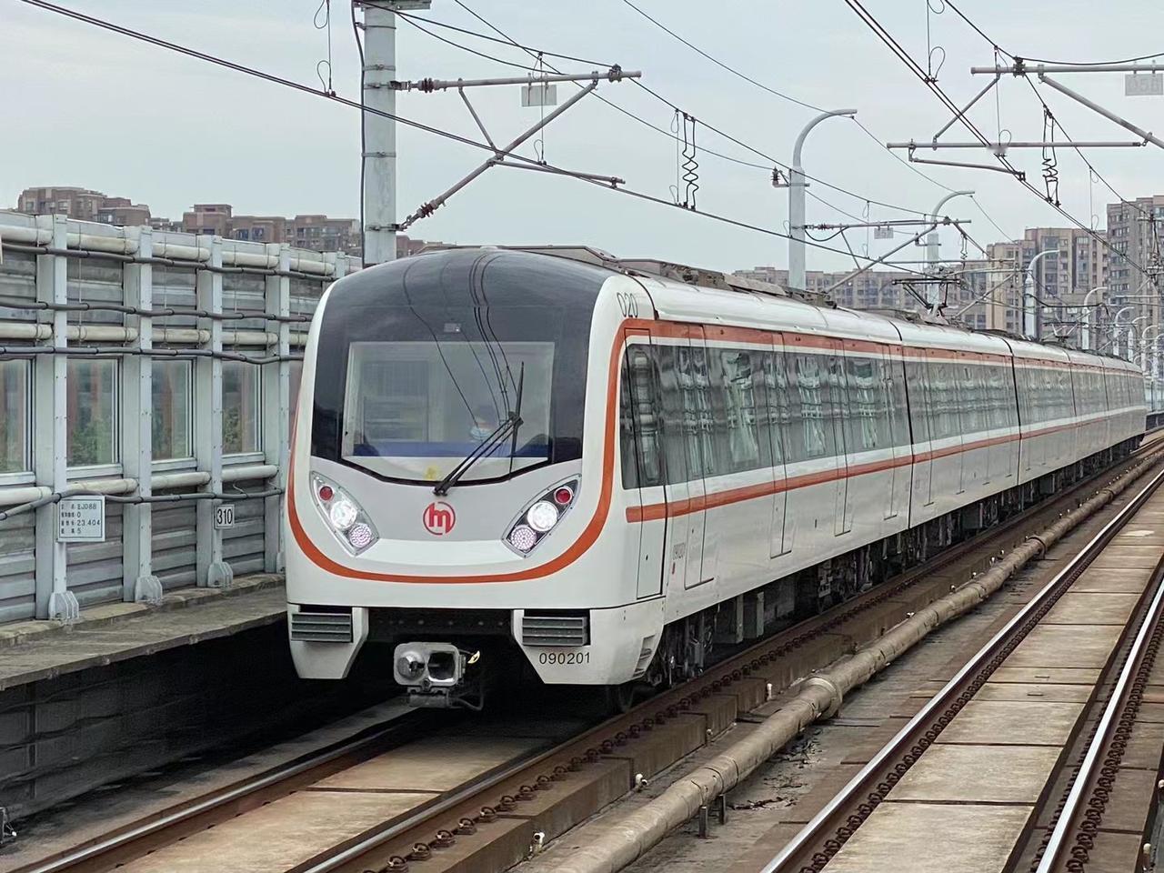 南京地铁客流量不如杭州，主要是因为南京两条市域线路未能开通。在