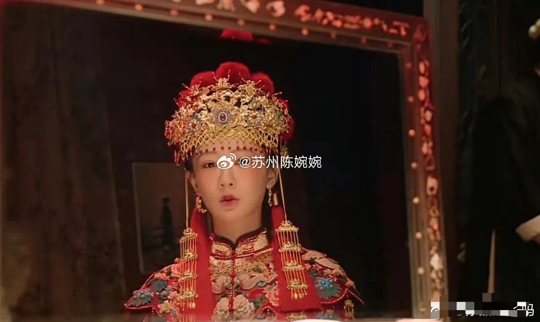杨紫那个红嫁衣造型，好多人说看着有点恐怖片那味儿了。现在大家结婚穿的凤冠霞帔，大