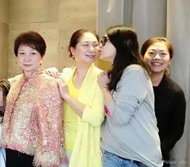 黄春梅三个女儿各有各的特质，小S不管神态还是性格，最像S妈🤣大姐偏安静内敛，大