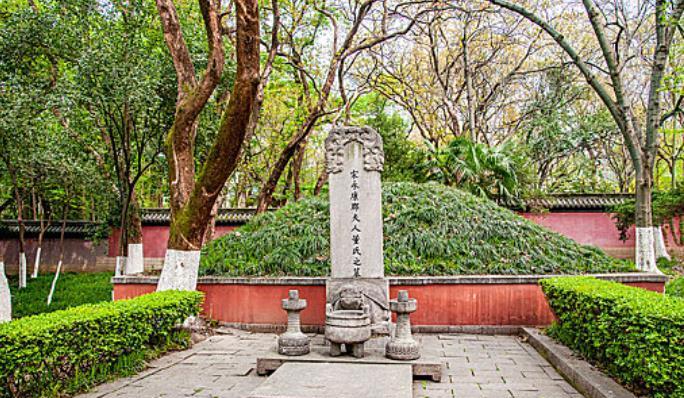 1062年，包拯去世，出殡当天发生了一件奇怪的事，原来，他临终时悄悄告诉女婿文效