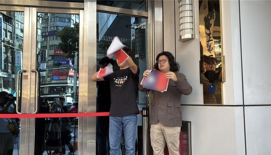 撕的也没错！基进党人士警局前再次撕青天白日旗詹江村：驱逐出境不要只会欺负陆配