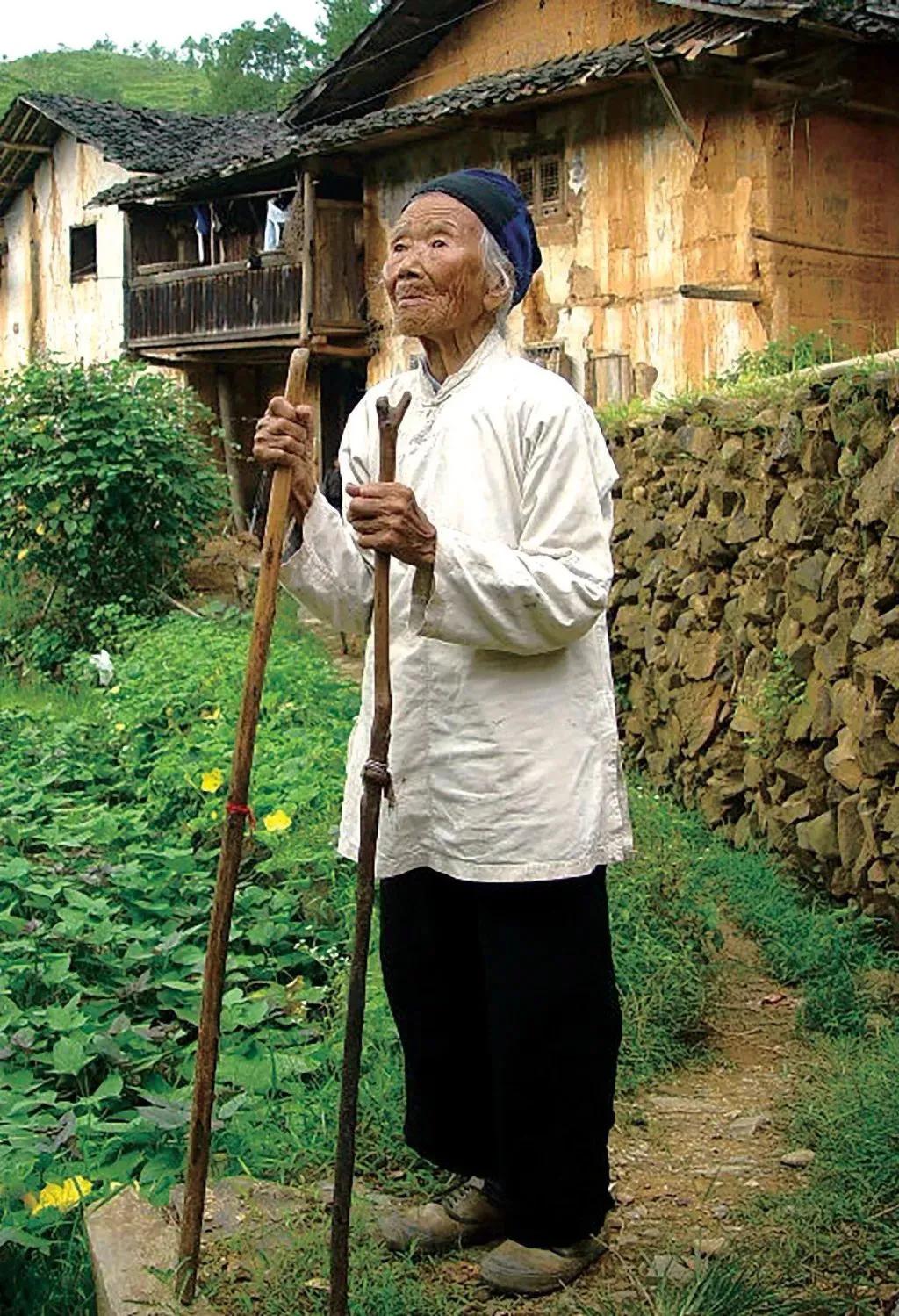 1928年除夕，18岁的池煜华和15岁的小丈夫圆了房，新婚才3天，丈夫就