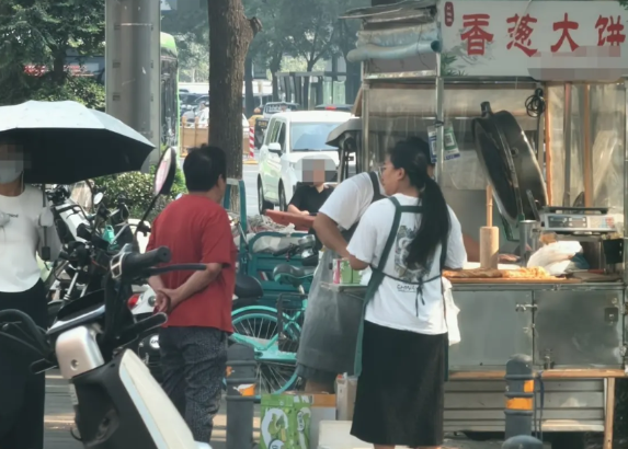 郑州街头一女孩买香葱大饼当早餐，干急付不了款！摊主一句话让她破防大河报·豫视频