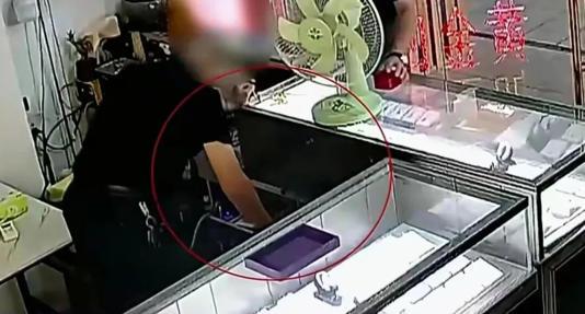 浙江慈溪，一男子看金价上涨，决定把65.69克金首饰卖掉，他长了个心眼，在家里称