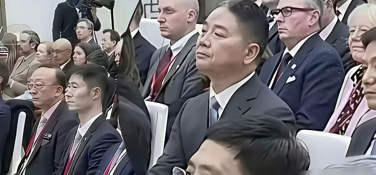 刘强东是真牛，出国开会，旁边雷军都得带着翻译耳机，他压根不用带，自己就能听懂。