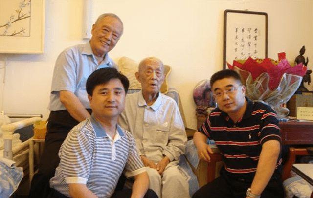 1994年，季羡林的妻子彭德华去世，要4万丧葬费。季羡林对儿子说：“我出2万，你