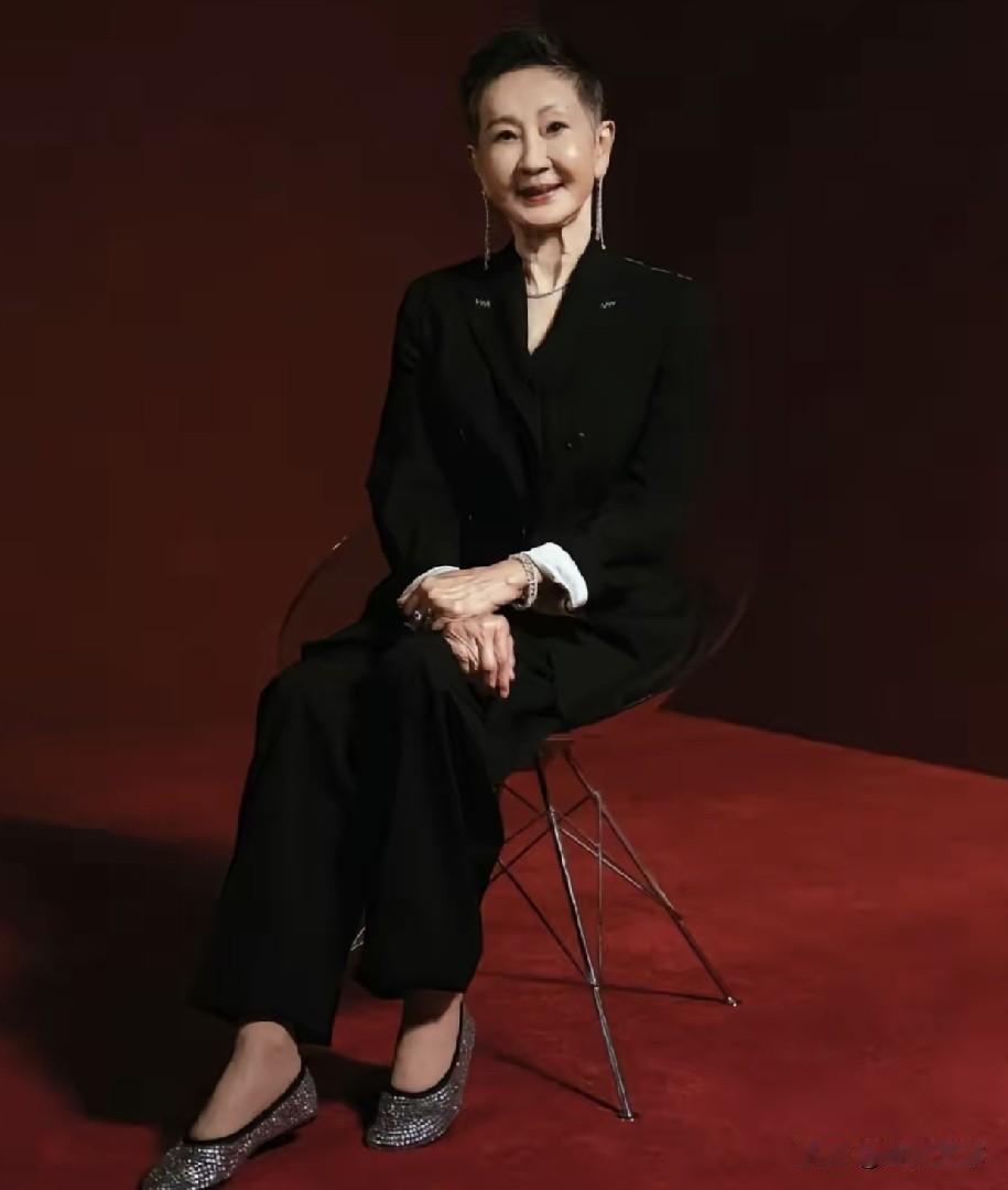 75岁的施南生去世了，她不是死于意外，也不是死于高龄，而是死于我们谁都难以躲