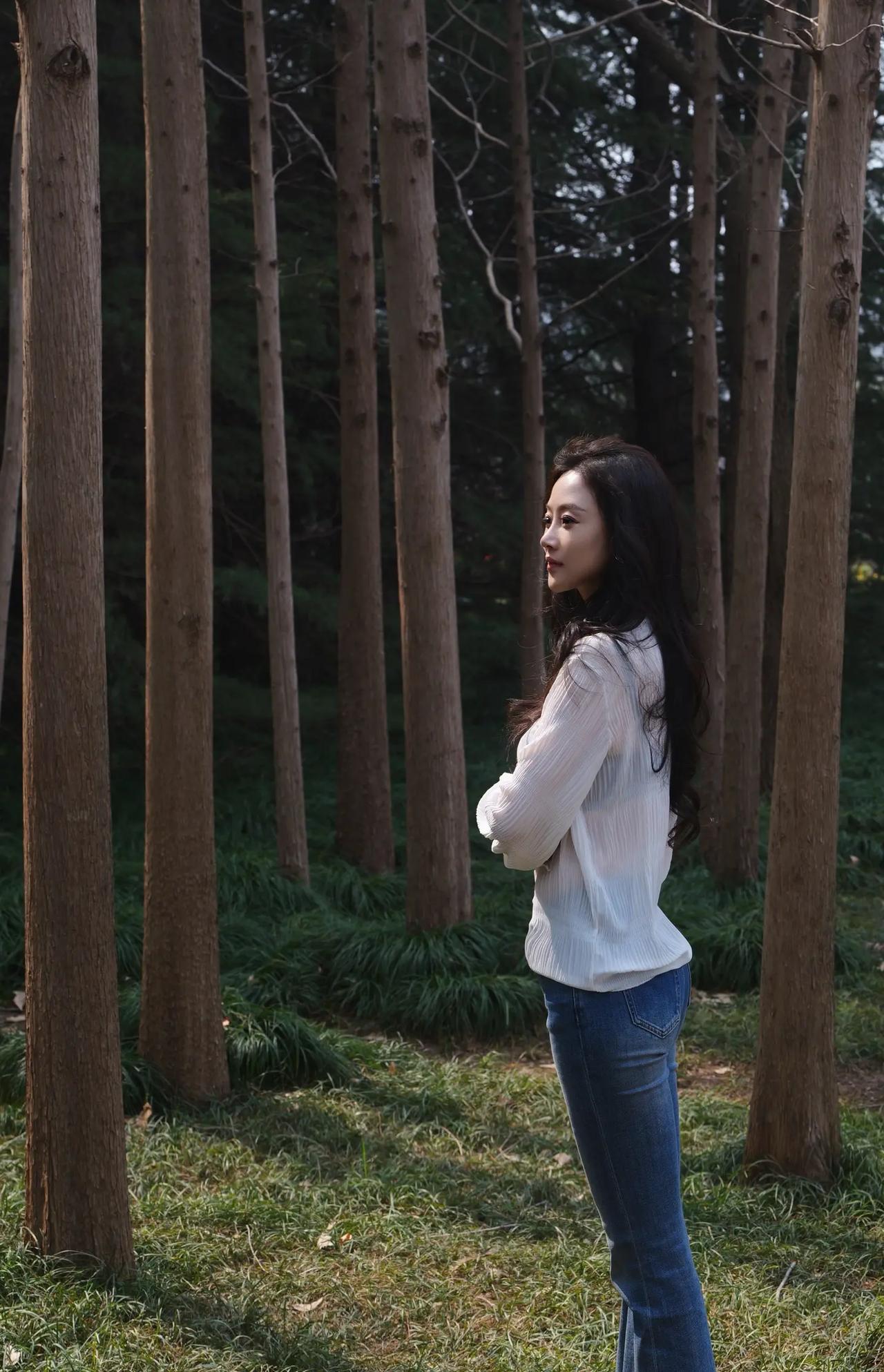 林间独立思，清风拂面来。