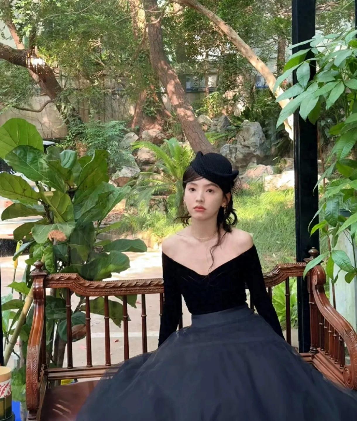 章若楠黑色抹胸长裙营业照太美了