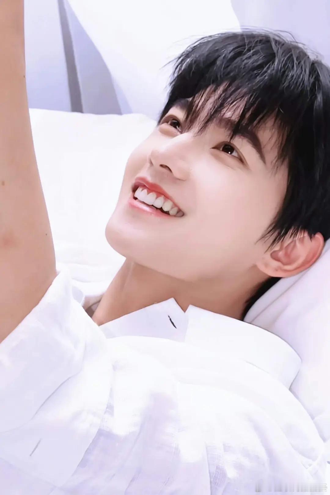 杨洋以前的自然兔牙笑起来很有感染力现在的烤瓷牙笑起来再也没有以前那种灵气感了