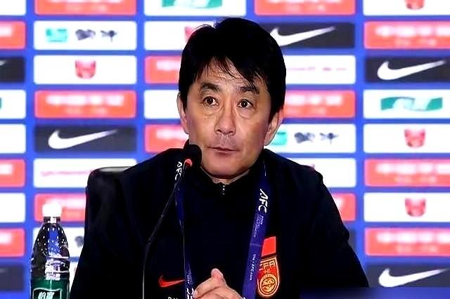 日本教练真把国足的“病”看透了。对面澳大利亚两个快1米9的大个子，边线球都当