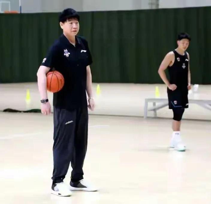 篮球新视角：有一种无悔，叫“人傻钱多”！近来媒体疯传山东高速男