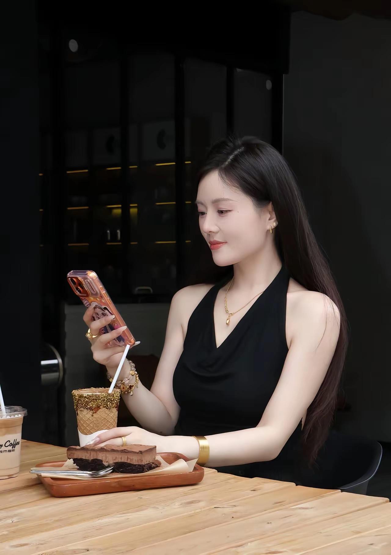 在咖啡馆享受甜蜜的巧克力蛋糕和香浓的咖啡，生活如此美好！🍰☕️💕
