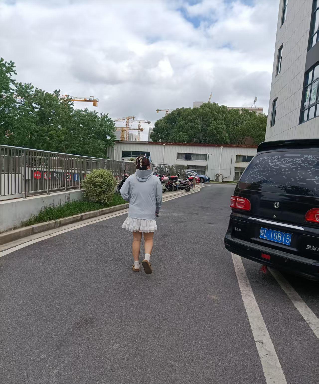 我一个51岁的同事，真的把我看呆了。一辈子没结婚，但有个男人，默默给她交了二十多