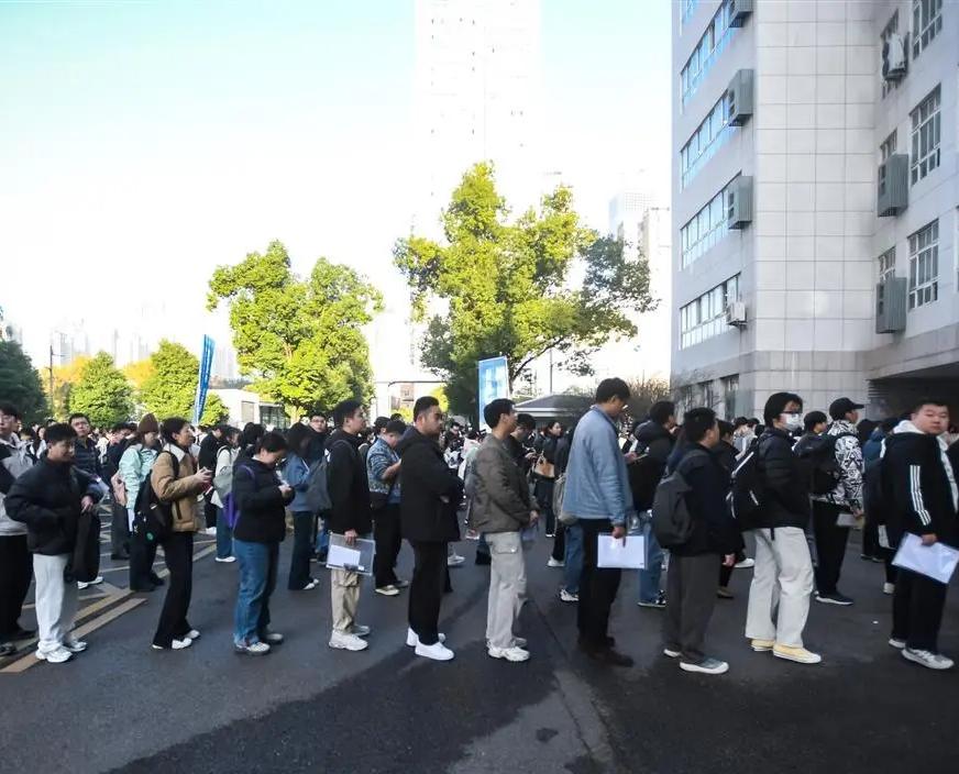 很多人可能都发现了一个变化：十年前最热的是考研现在最热的是考公。今天各地