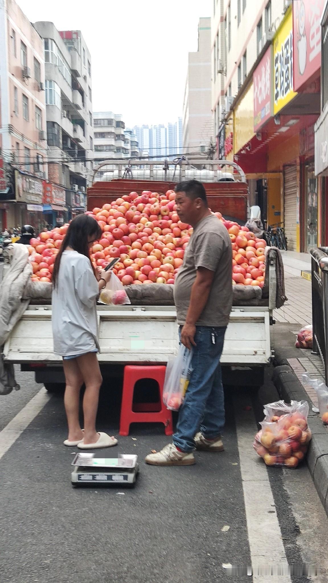 苹果从2000公里山东拉到广东,3毛进3块卖,一周卖完到底赚不赚山东大叔开