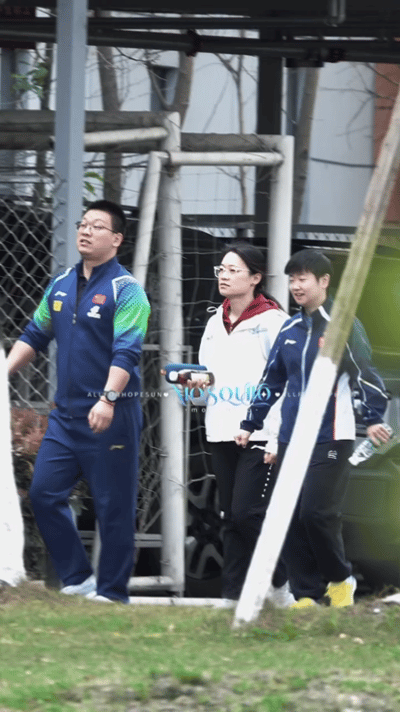 3.17日，新鲜的莎莎，和翔哥队医小姐姐一起。目前国乒在成都训练，昨天刚刚到