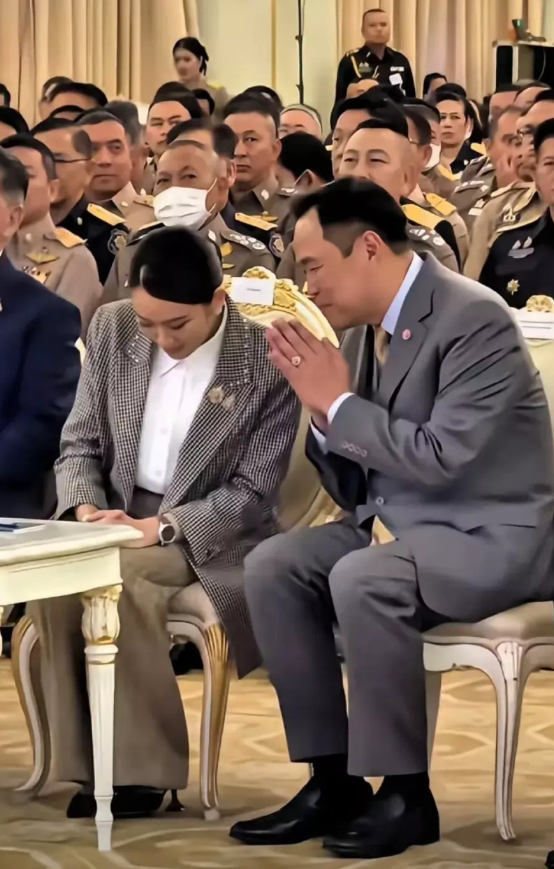 阿努延在佩通坦手下干副总理时，对佩通坦可是毕恭毕敬的，哪里知道他只给佩通坦干了不