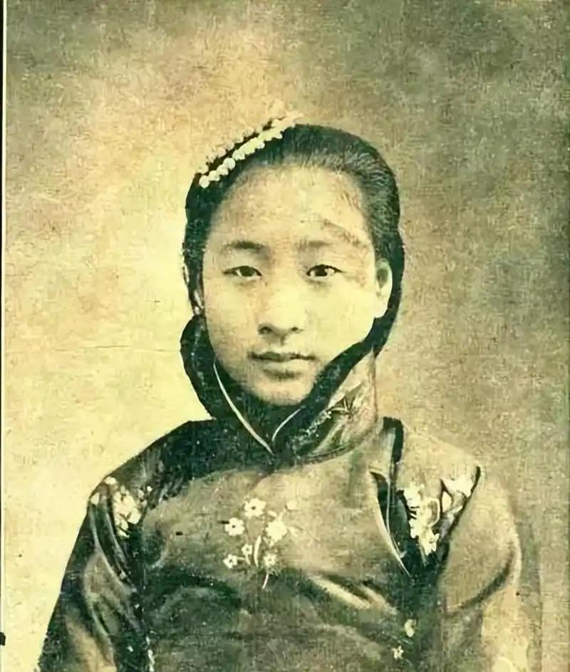 1949年，50岁的锅炉工李振海丧妻再娶，领回家的女耢人让四个孩子瞪大了眼睛