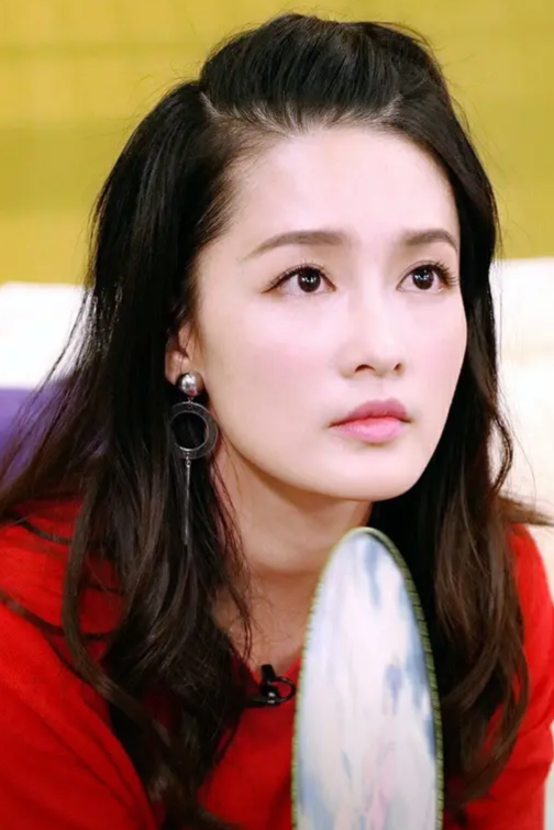 为什么说太喜欢李沁了，一个细节说明一切最近，李沁参加了花儿与少年，当她看到桌