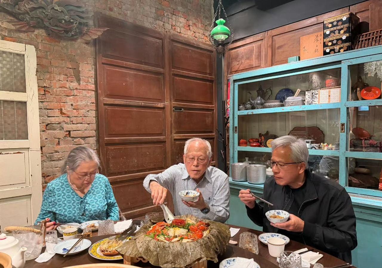 黄仁勋：爸，妈，多吃点。这红烧肉真香。爸：你那个公司现在这么大，别太累着。虽