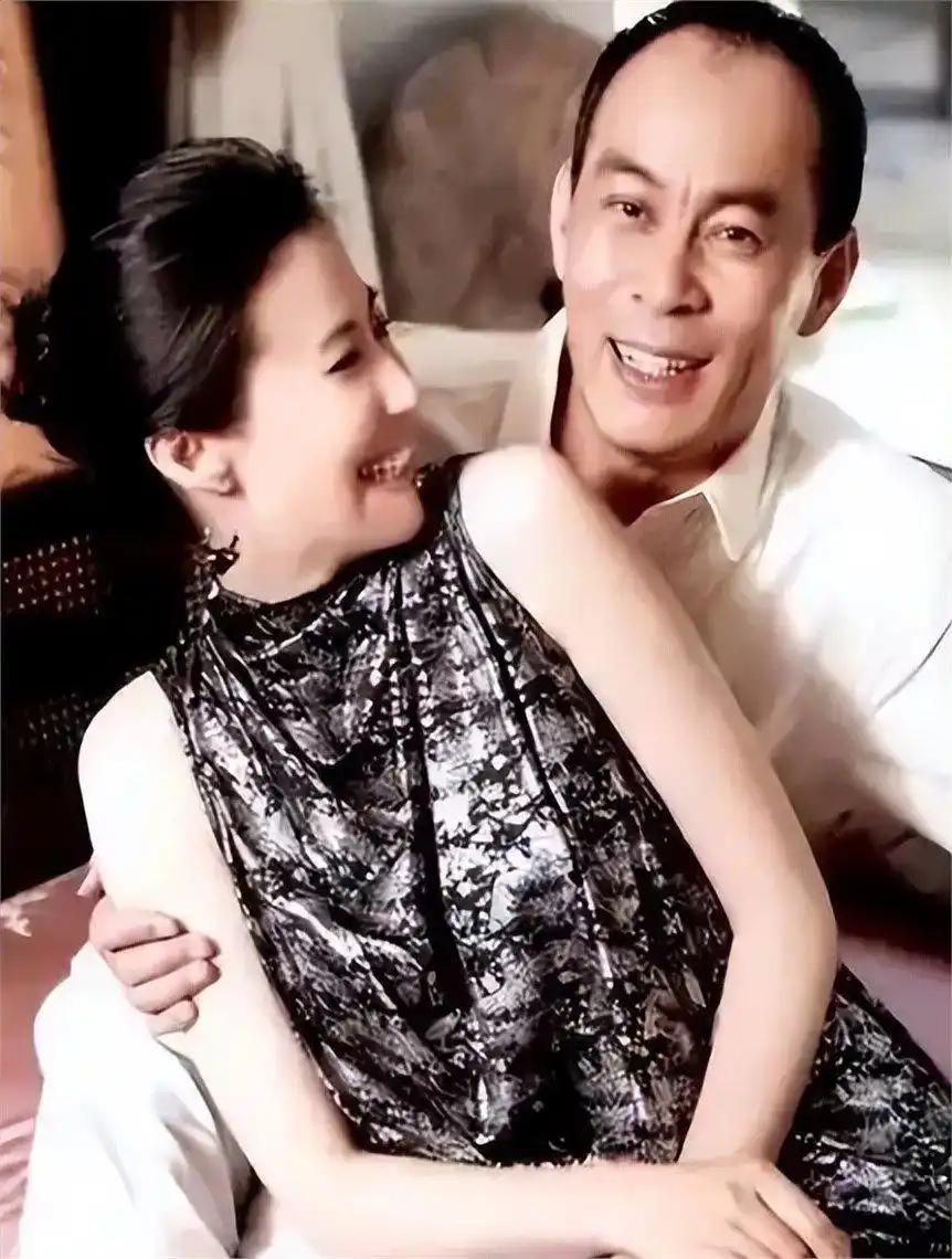 张光北说:“我第一次去见我太太的父母，我从北京买了烤鸭，她家在南京，那时候80年