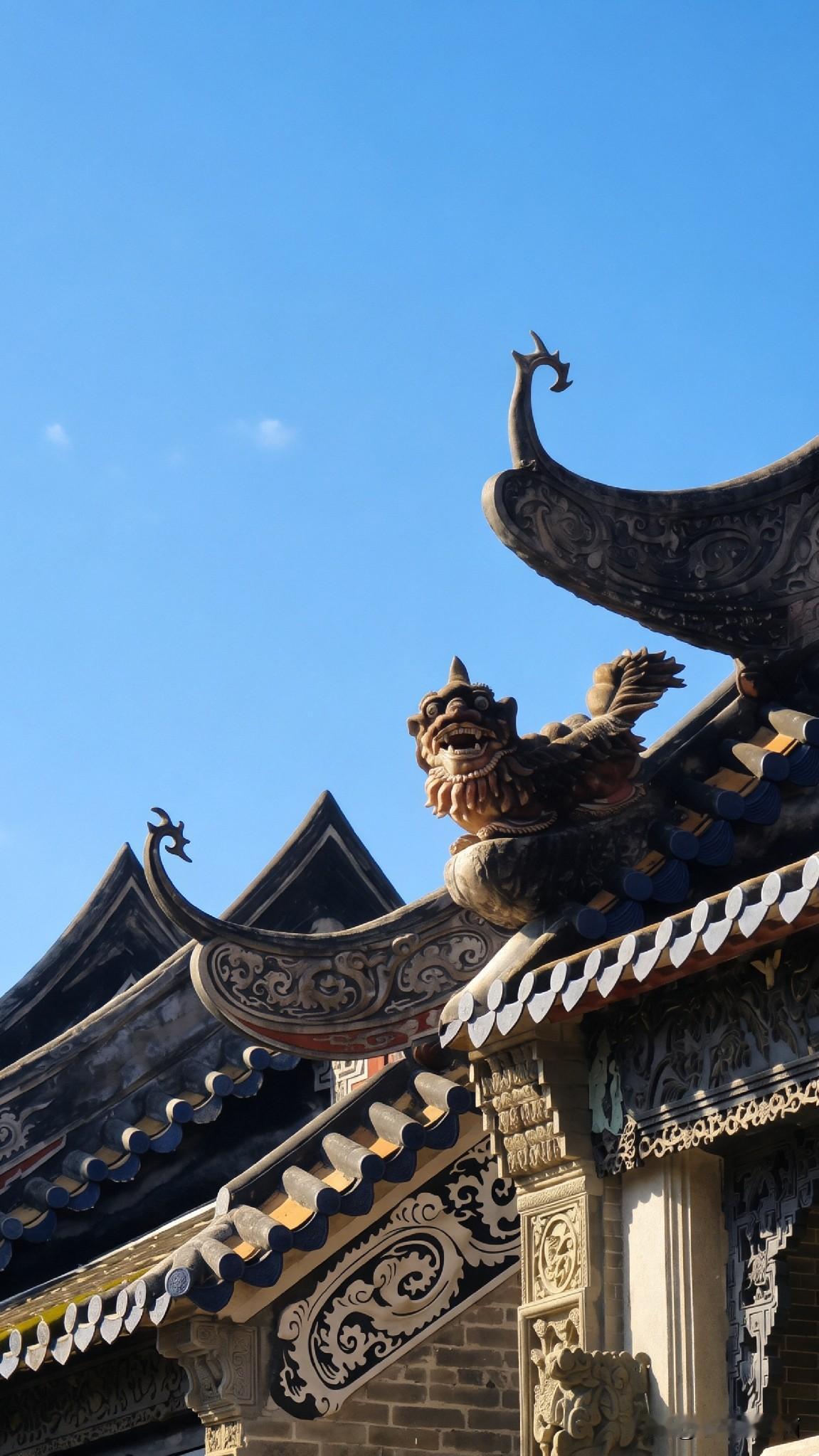 一园风雅，一袭旗袍岭南古园漫步余荫山房，岭南古园韵味悠长。精雕石栏纹样