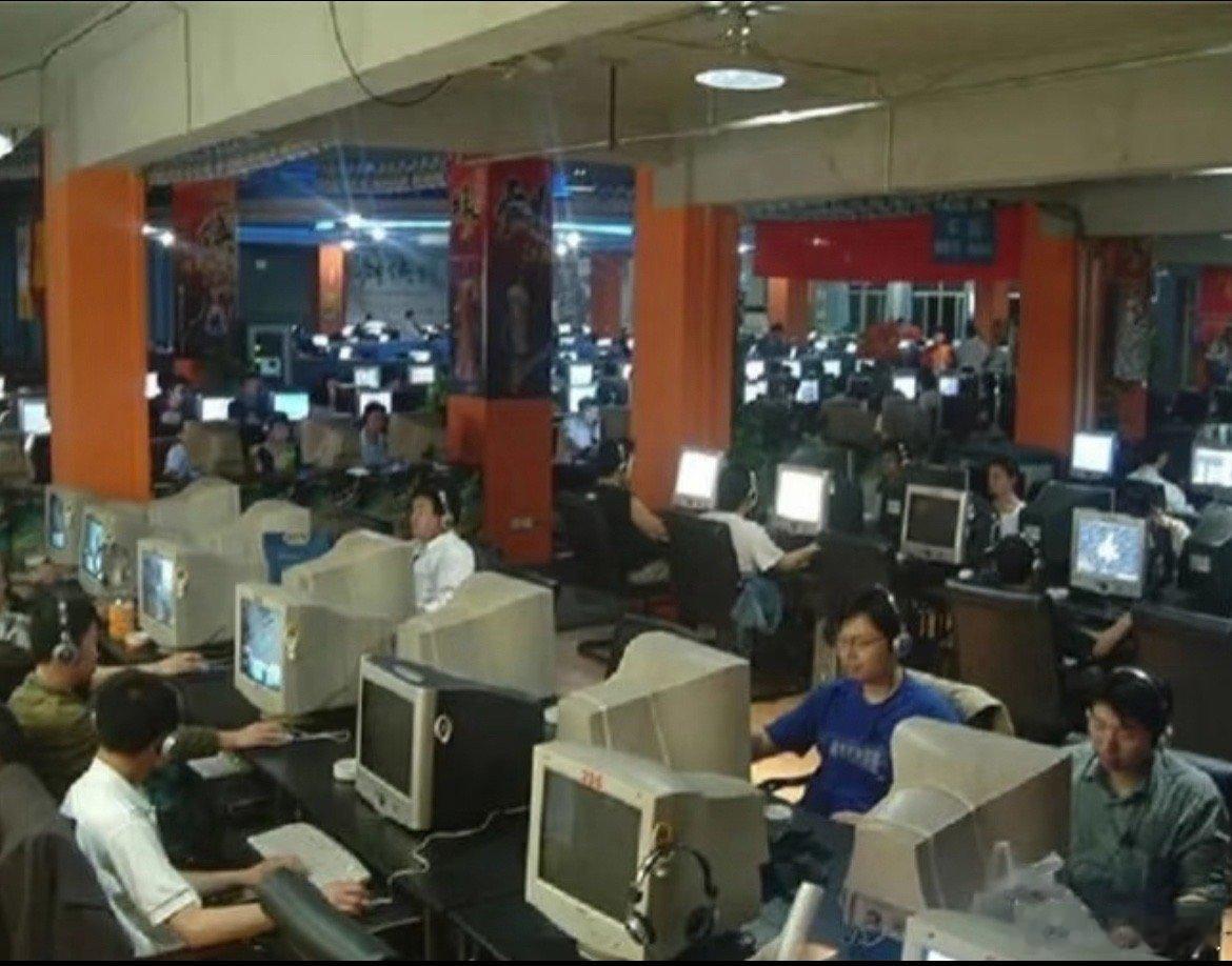 20年前的网吧VS现在的网吧。只记得以前网吧里的盒饭是真香​​​