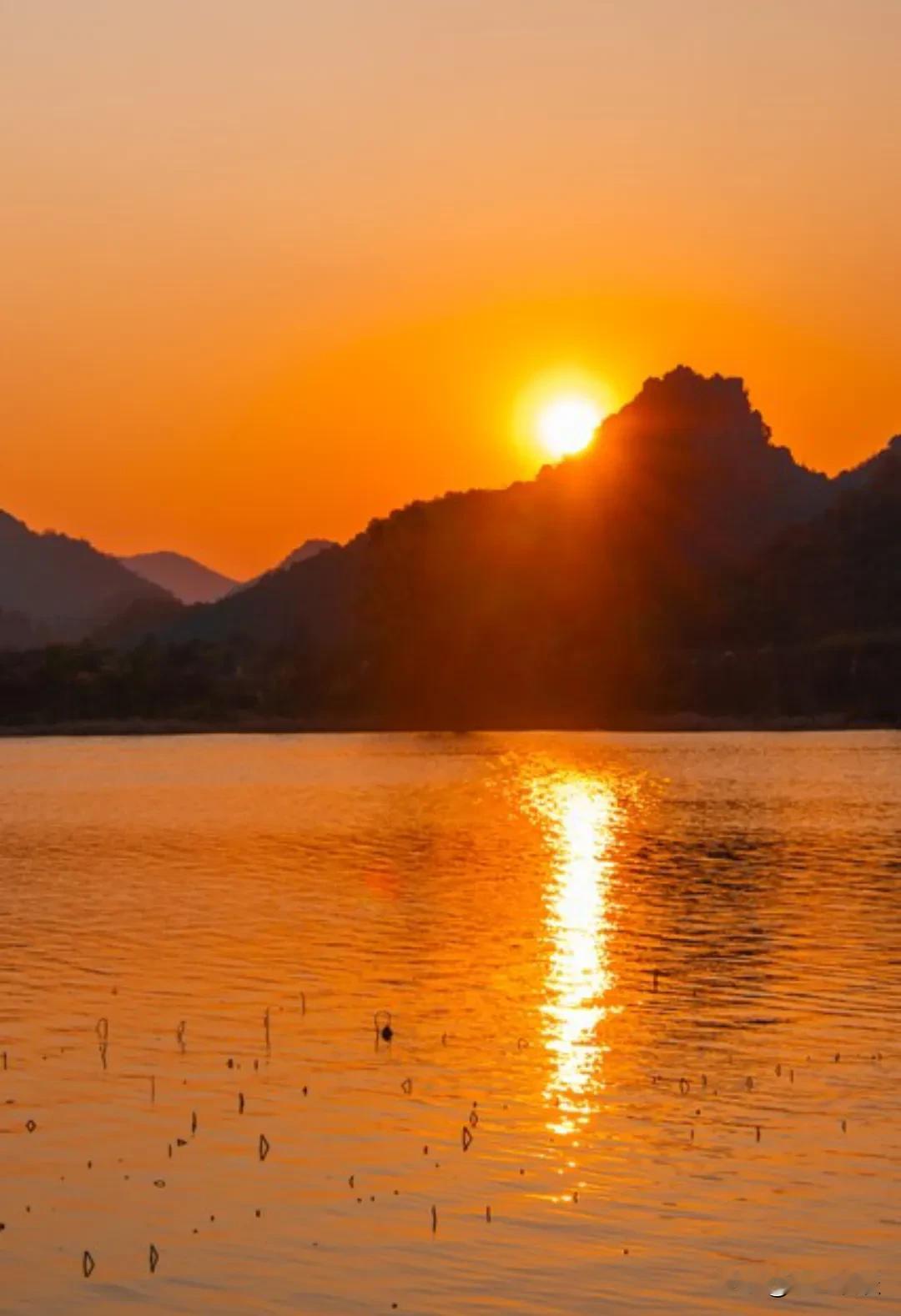 很现实的一段话：“一个女人不要纠结男人爱不爱你，因为男人谁都不爱，他只爱自己，他