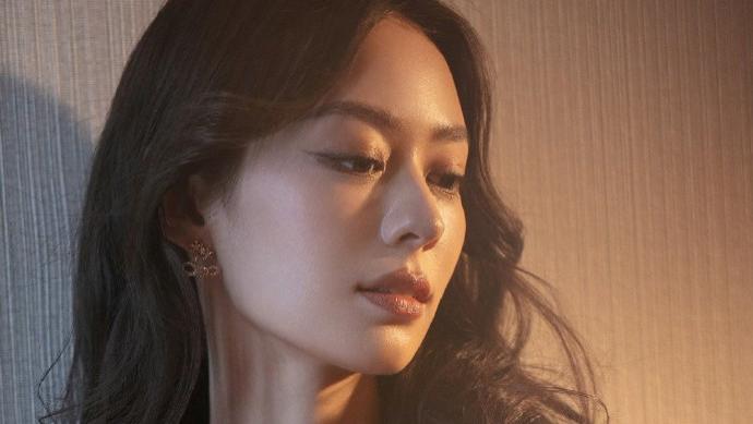 吉娜爱丽丝魅力绽放：卷发蕾丝裙演绎精致优雅