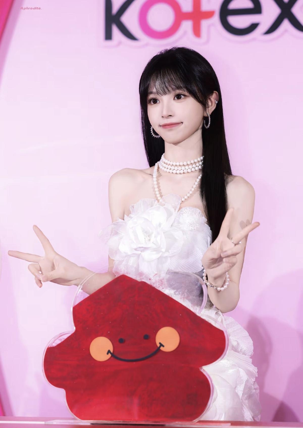 田曦薇亮相高洁丝杭州线下活动白色花朵抹胸裙搭配多层珍珠项链，黑长直发型衬