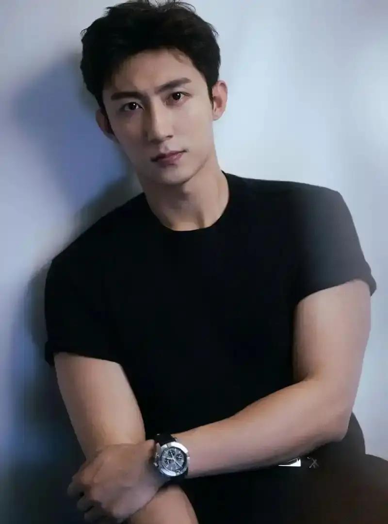 黄景瑜在上海电视节直接放话“仙侠剧不接”，说镜头里穿古装的他像陌生人，肌肉记忆、