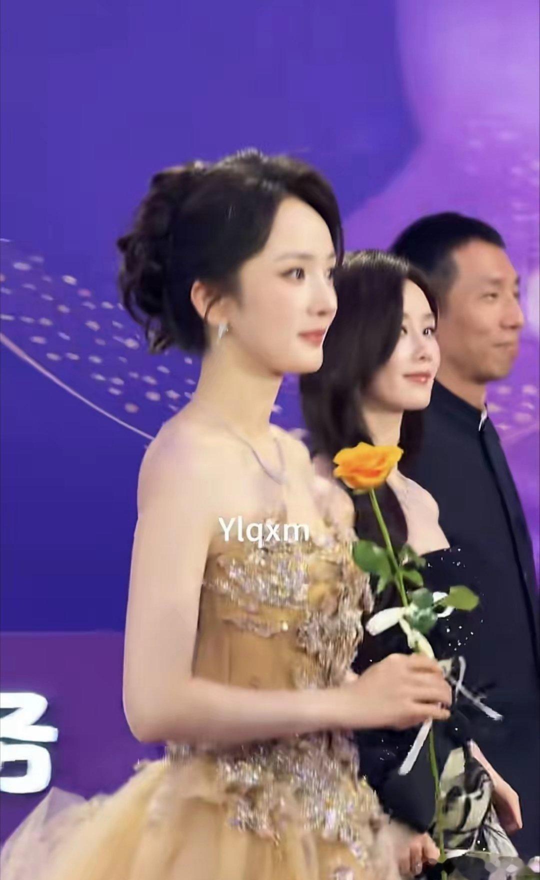 昨天看完38届金鸡百花奖不知道你们发没发现提名演员入场的时候，每个人手上都有一个