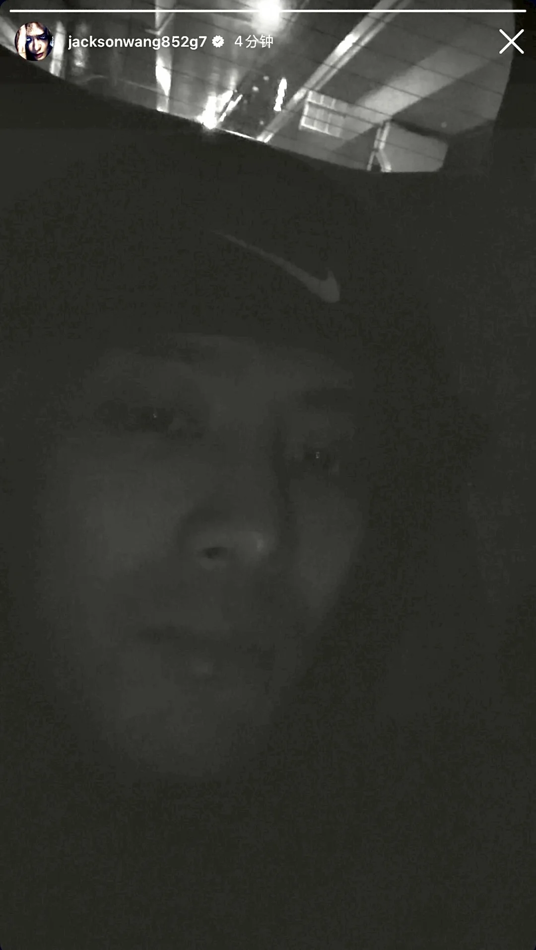 王嘉尔自拍请开灯💡